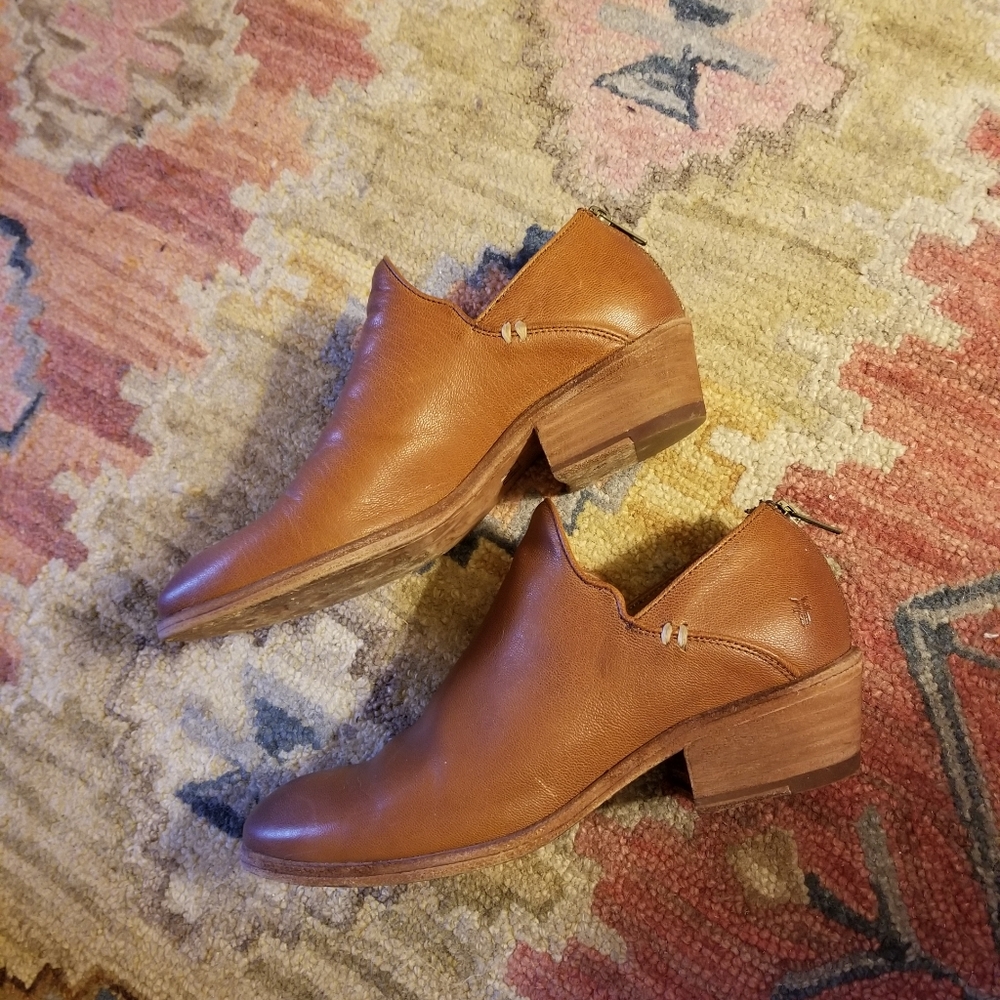 Medium heel ankle shootie